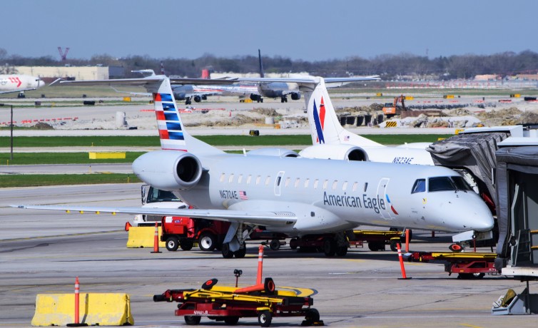 A pair of American Eagle ERJ-145s parked at Chicago-O'Hare. Photo: John Nguyen | AirlineReporter