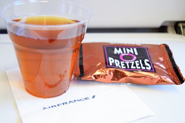 Beverage service on Air France. Photo: John Nguyen | AirlineReporter