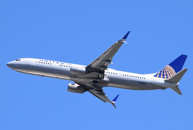 A United 737-800 flying the friendly skies. Photo: John Nguyen | AirlineReporter
