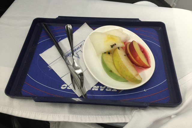 A pre-dessert fruit plate - Photo: Bernie Leighton | AirlineReporter