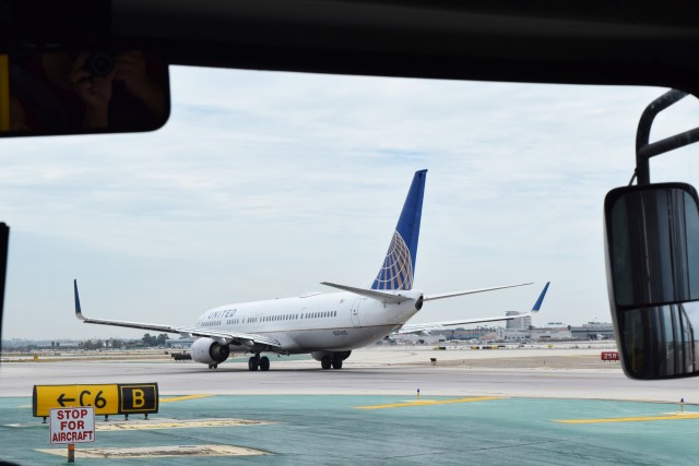 Our shuttle bus at LAX chasing a United 737-800. Photo: John Nguyen | AirlineReporter