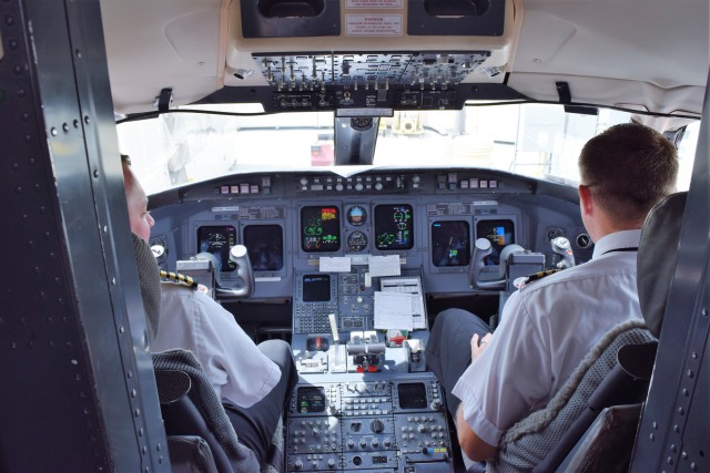 The flight deck of our American Eagle CRJ-200. Photo: John Nguyen | AirlineReporter