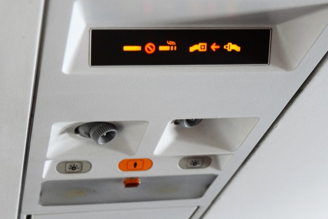 The overhead passenger service unit on an American Eagle CRJ-200. At least there are air vents! Photo: John Nguyen | AirlineReporter