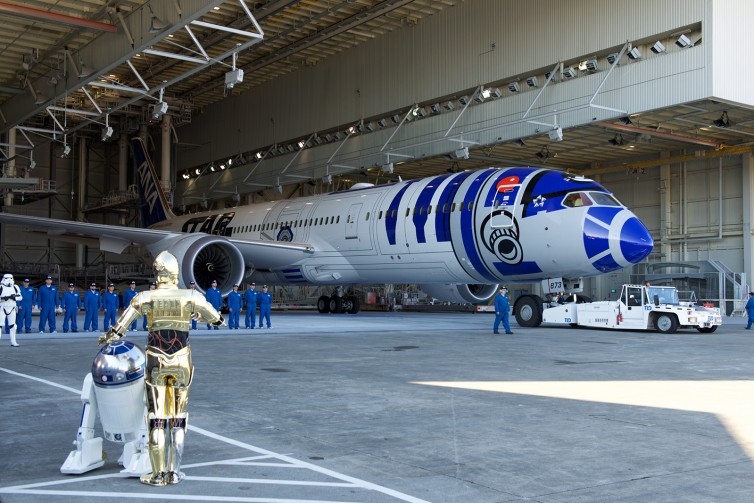 R2-D2 and C-3PO gaze upon the wonder of such a large Astromech advertisement - Photo: Bernie Leighton | AirlineReporter