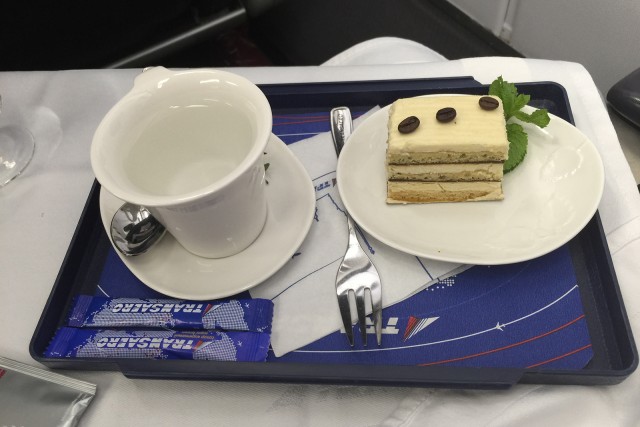 Coffee cake and a steep your own tea system - Photo: Bernie Leighton | AirlineReporter