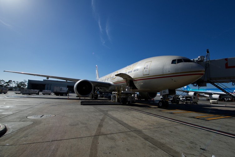 A6-LRE a 777-237/LR loading up for the long flight back to Abu Dhabi at LAX - Photo: Bernie Leighton | AIrlineReporter