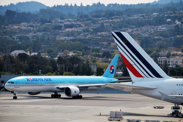 Skyteam buddies: A Korean Air 777-300ER (HL8218) pulling around an Air France A380 at SFO. Photo: John Nguyen | AirlineReporter