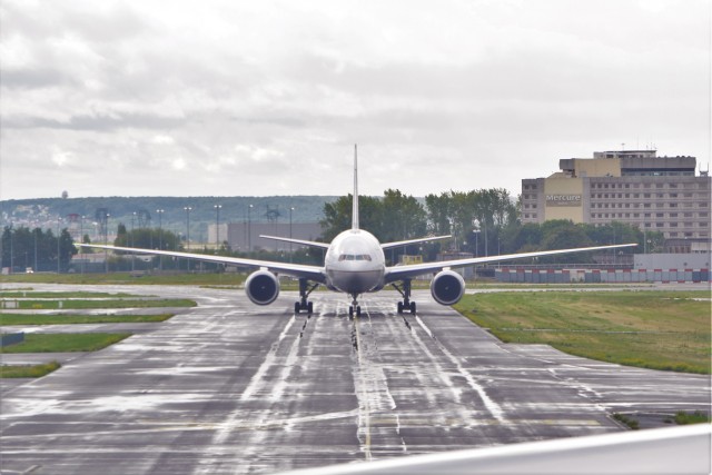 A United 777-200 head on at CDG. Photo: John Nguyen | AirlineReporter