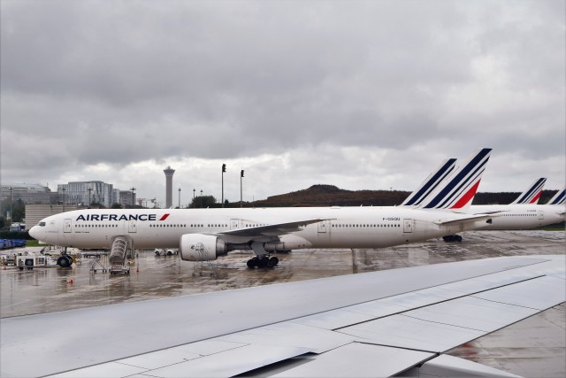 An Air France 777-300ER (F-GSQU) parked with other widebodies at CDG. Photo: John Nguyen | AirlineReporter