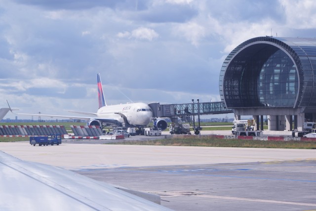 Passengers boarding a Delta 767 parked at CDG. Photo: John Nguyen | AirineReporter