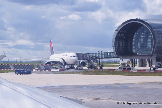 Passengers board a Delta 767 at CDG.