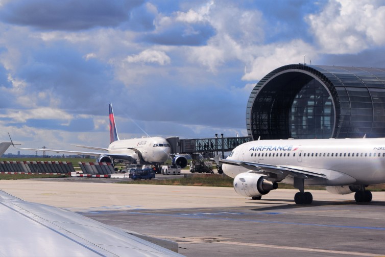 An Air France A319 passes by a Delta 767 parked at CDG. Photo: John Nguyen | AirineReporter