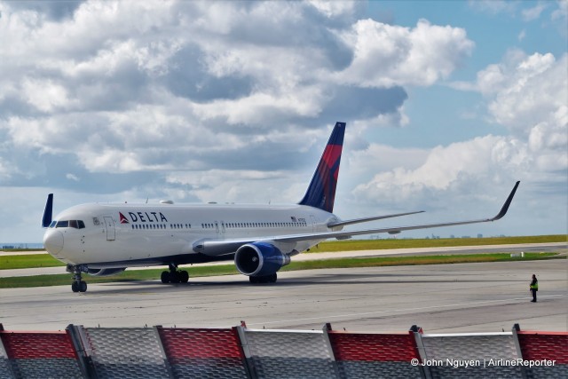 A Delta 767-300 (N171DZ) taxiing at CDG.