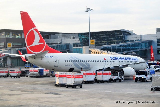 Ground personnel at IST prepare a Turkish 737-800 (TC-JHP) for departure.