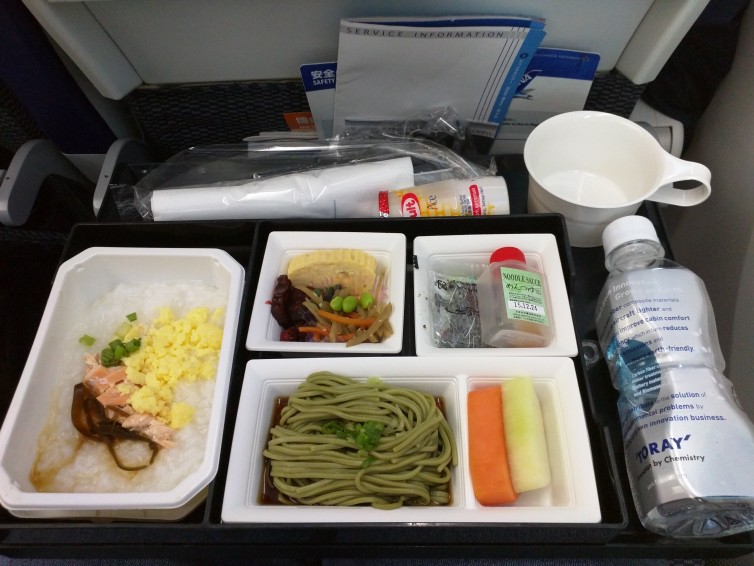 Economy Class meal on ANAs Kuala Lumpur to Tokyo route - Photo: David Delagarza | AirlineReporter
