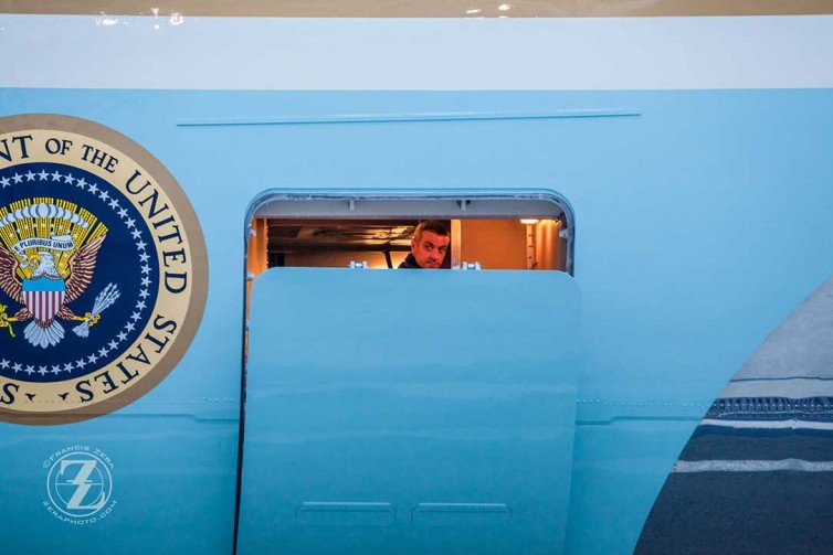 A crewmember aboard Air Force One closes the airstairs. Seattle, Oct. 9, 2015. Photo: Francis Zera | Airline Reporter