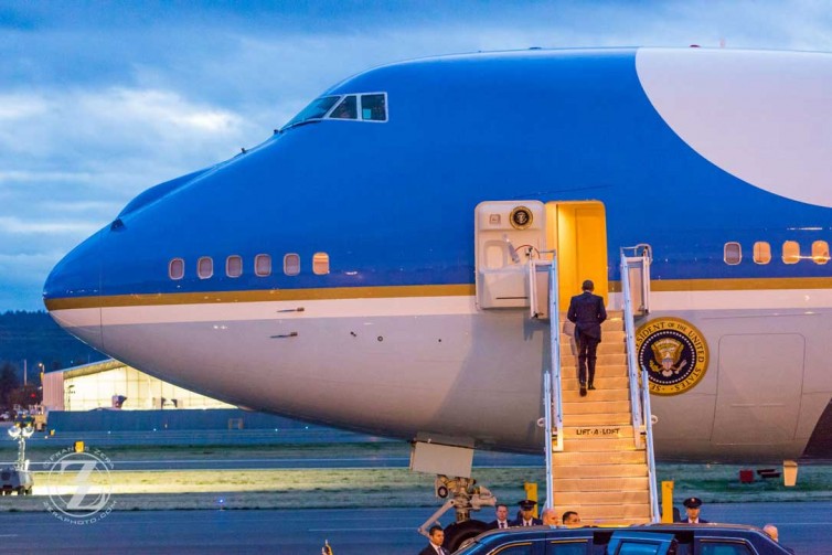 President Obama boarding Air Force One in Seattle, Oct. 9, 2015. Photo: Francis Zera | Airline Reporter