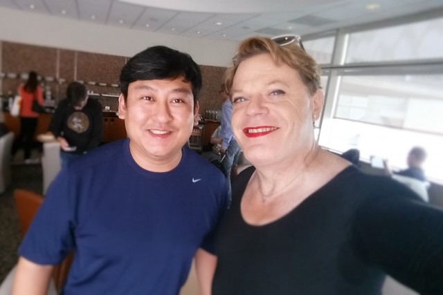 Eddie Izzard takes a #selfie with yours truly, at the Air France lounge at SFO. Photo: Eddie Izzard (using my phone) | Airline Reporter