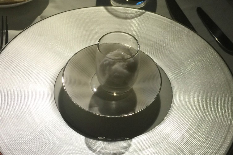 Grapefruit sorbet, classy - Photo: Bernie Leighton | AirlineReporter