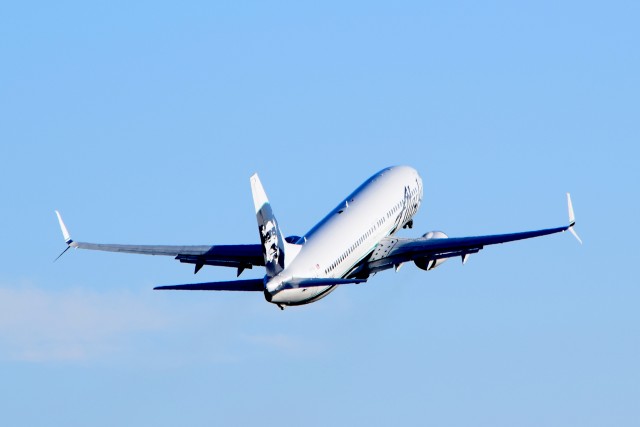 An Alaska Airlines 737 taking off from SNA. Photo: John Nguyen | AirlineReporter