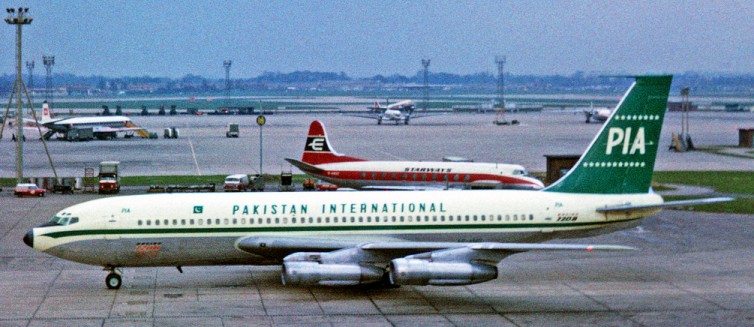 The livery seen on a Boeing 720 (AP-AMG), taken in 1964 - Photo: Ken Fielding