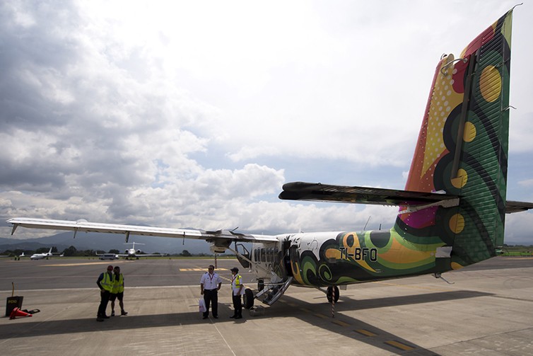 Flight and ground crews of a Nature Air De Havilland Canada DHC-6-300 Twin Otter/VistaLiner - Photo: Daniel T Jones