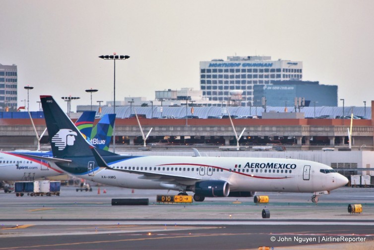 An Aeromexico 737-800 (XA-AMG) taxiing at LAX.