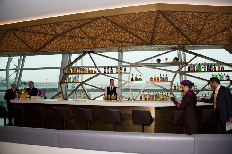 The bar is the central fixture of the new Etihad JFK lounge. It's truly beautiful - Photo: Bernie Leighton | AirlineReporter