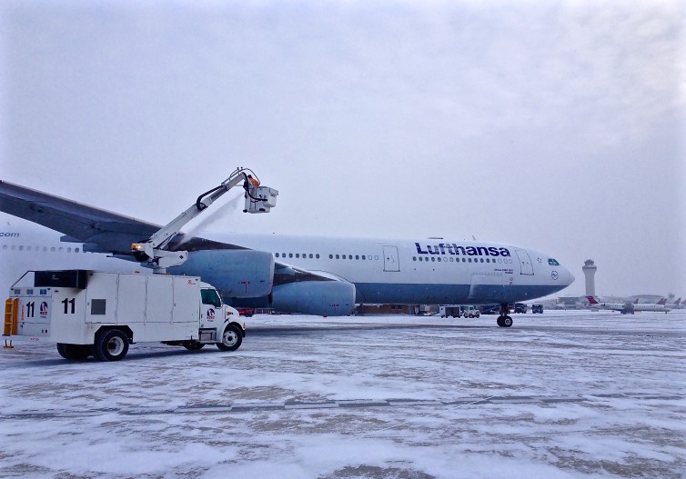 Lufthansa being prepared for flight during snowy conditions - Photo: Andrew Poure