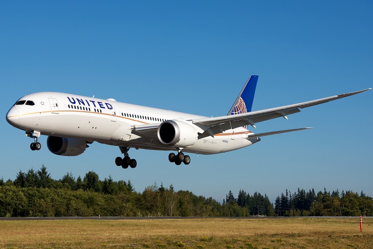 A United 787-9 touching down â€“ Photo: Bernie Leighton | AirlineReporter