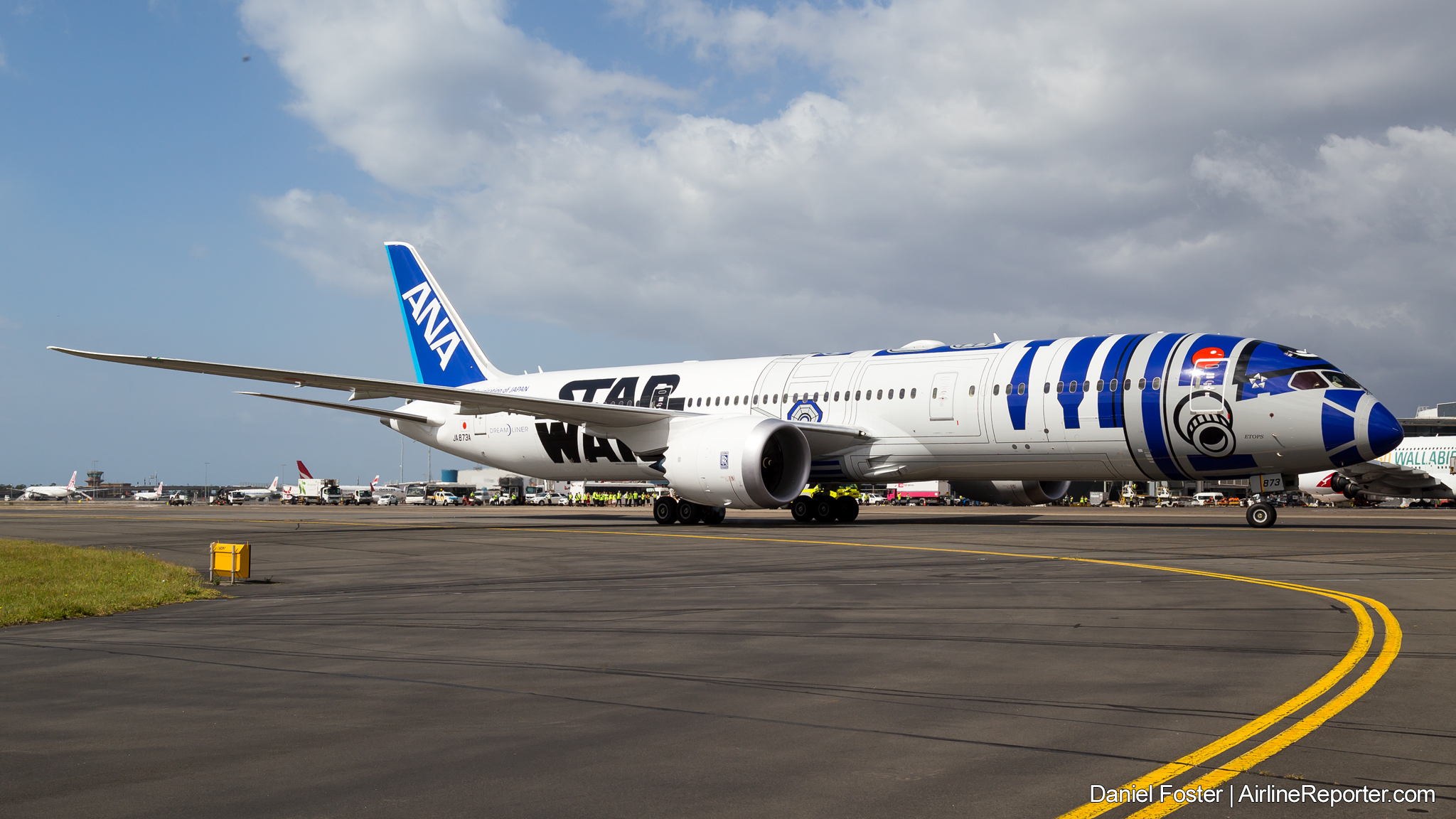 Ana Returns To Sydney In Style With The R2 D2 Star Wars Dreamliner Airlinereporter Airlinereporter