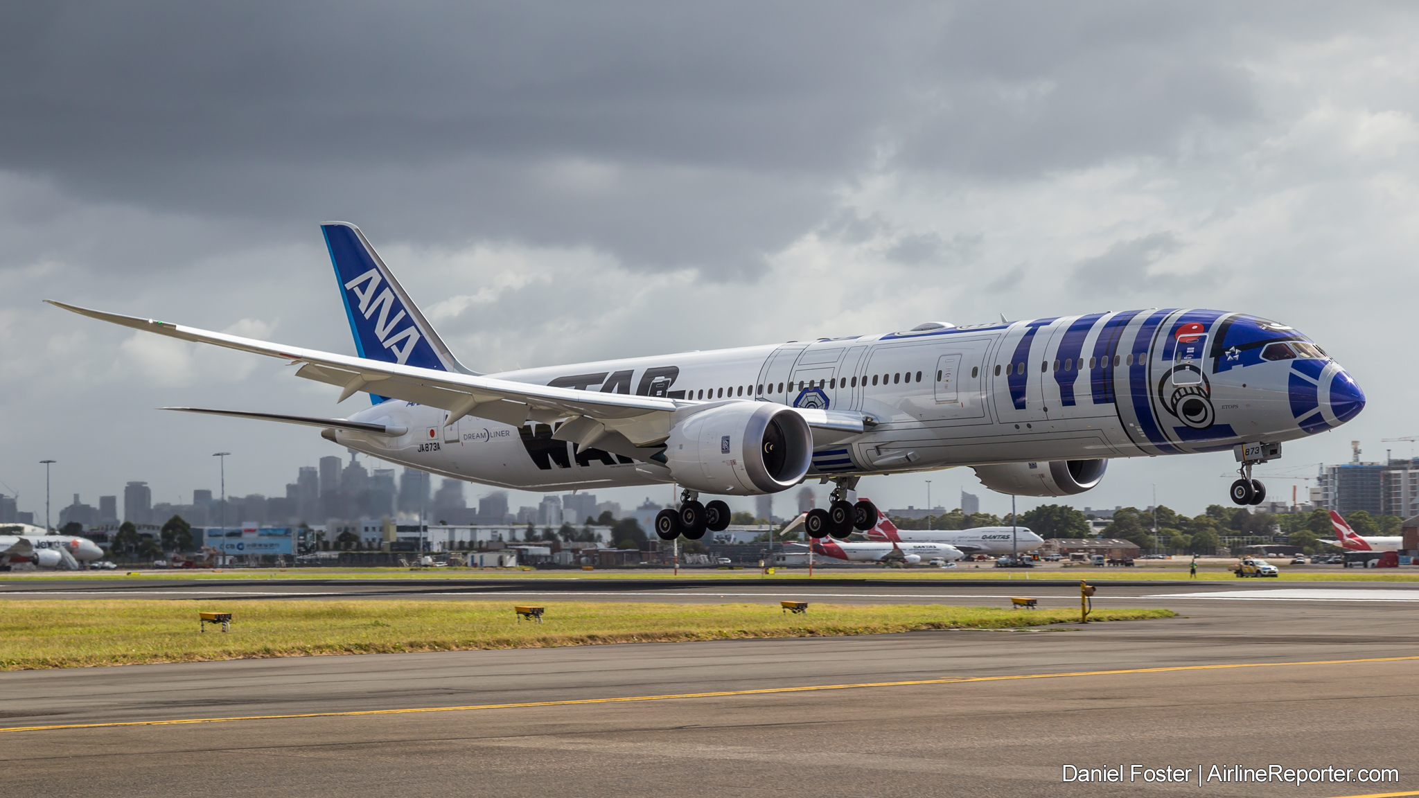 ANA Returns to Sydney in Style with the R2-D2 Star Wars Dreamliner