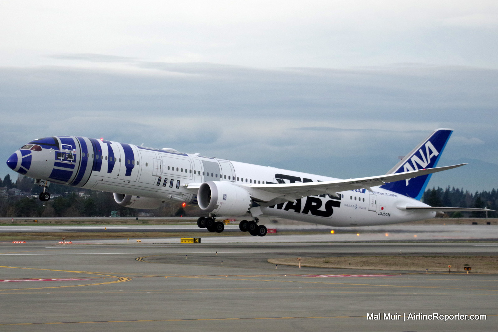 ANA's R2-D2 Star Wars 787 Dreamliner – An Astromech Visits Seattle