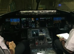 Inside the United 787 cockpit - Photo: Hans