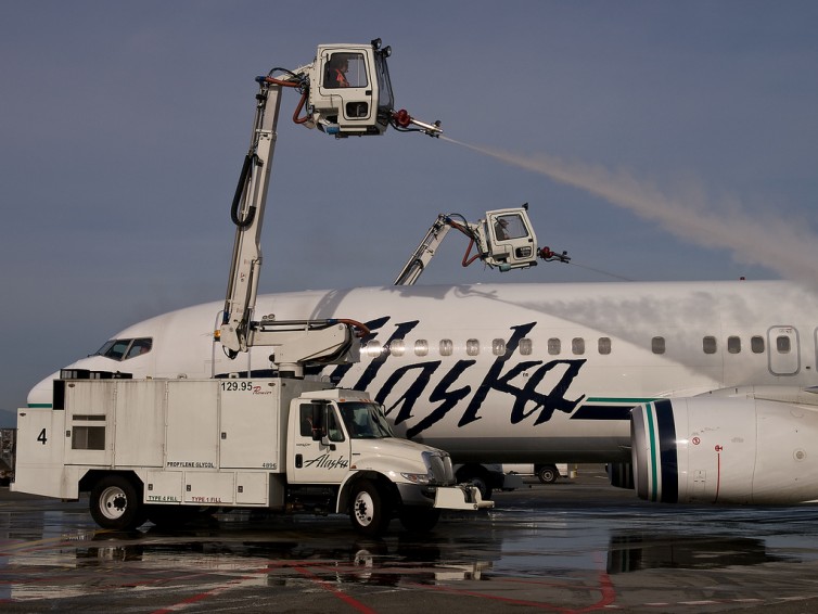 An Alaska Airlines Boeing 737 gets de-iced in Seattle - Photo: Michael B | FlickrCC