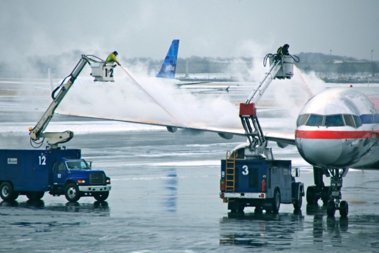 An American Airlines Boeing 757 gets some attention - Photo: Kent Wien | FlickrCC