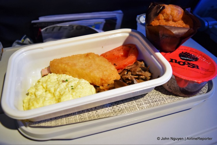 Economy breakfast on American 73 LAX-SYD: Scrambled eggs, hash brown, mushrooms, tomato, cinnamon muffin, yogurt.