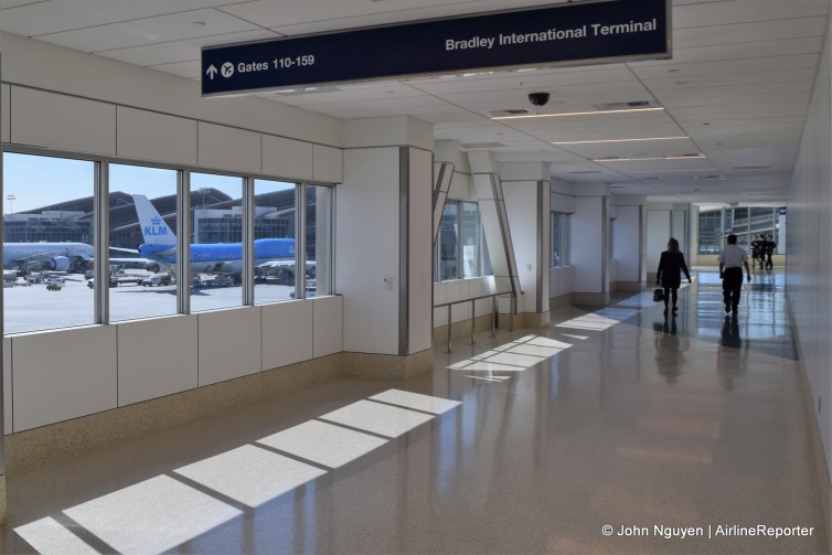 T4-TBIT connector at LAX: Walkway overlooking the ramp between TBIT and T4 at LAX.