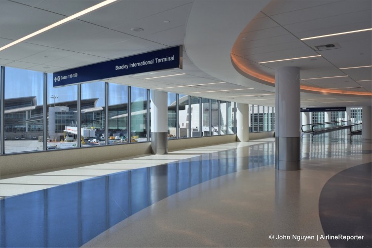 T4-TBIT connector at LAX: Walkway overlooking the ramp between TBIT and T4 at LAX.