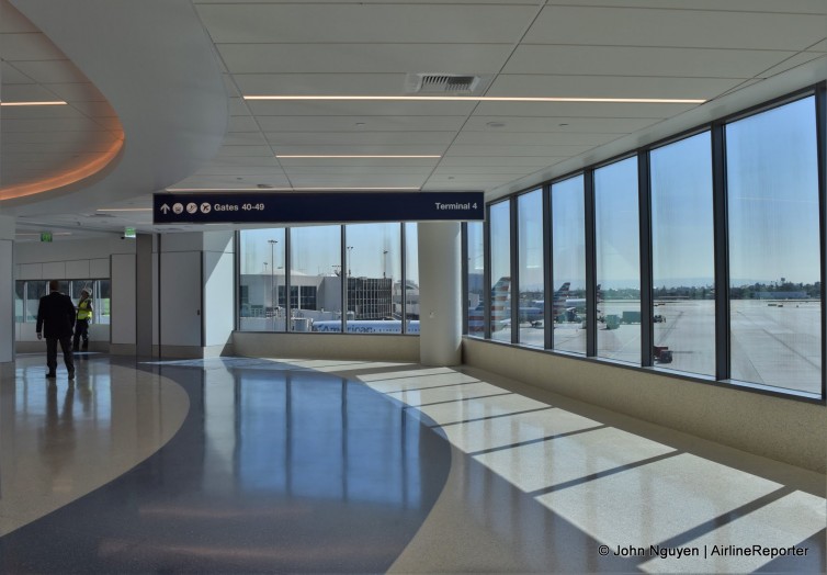 T4-TBIT connector at LAX: Walkway overlooking the ramp between TBIT and T4 at LAX.