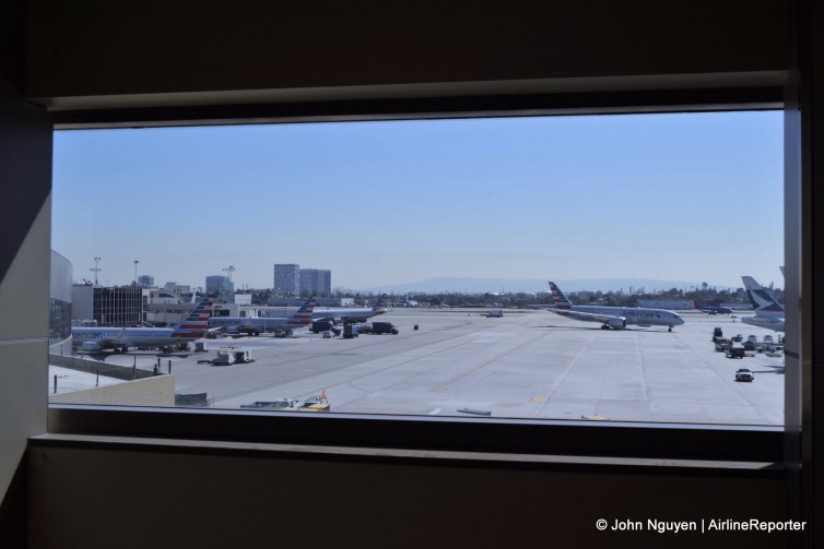 T4-TBIT connector at LAX: Walkway overlooking the ramp between TBIT and T4 at LAX.