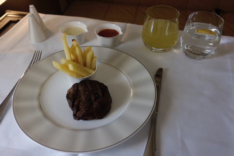 Perfect medium rare and fantastic chips! Photo: Bernie Leighton | AirlineReporter