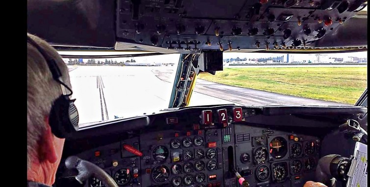 Taxiing at Paine Field from the cockpit - Photo: Bob Bogash