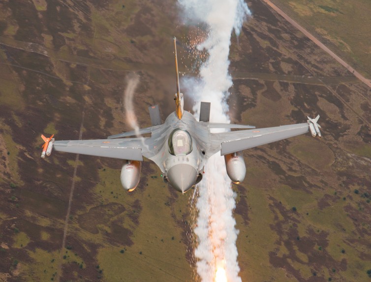 F-16 firing off flares