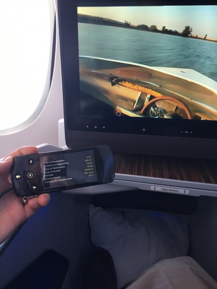 Cool double-screen technology on the IFE system - Photo: Blaine Nickeson | AirlineReporter