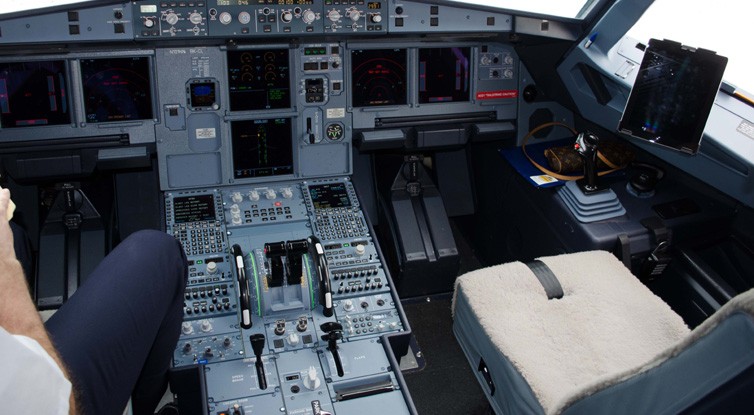 Flight deck of an Airbus A321 - Photo: Jason Rabinowitz