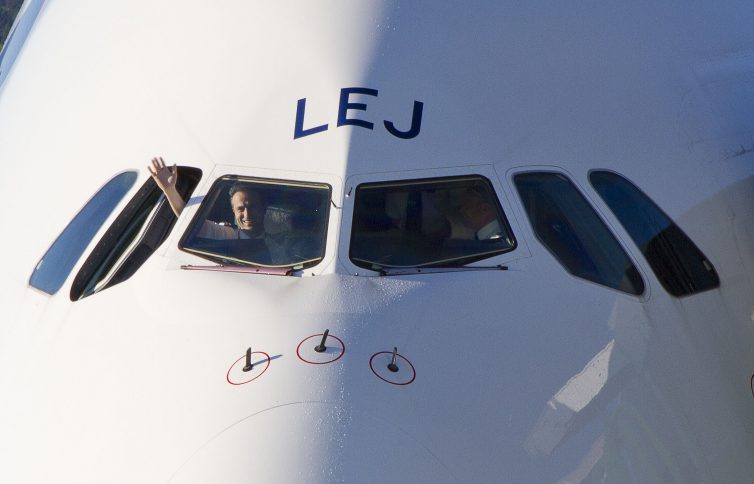 The pilots of BA85 wave to the crowds at YVR. Photo: Leighton Matthews | Pacific Air Photo