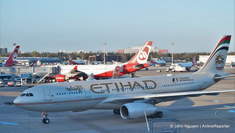 An Etihad A330-200 (A6-EYU) in previous livery at DUS.