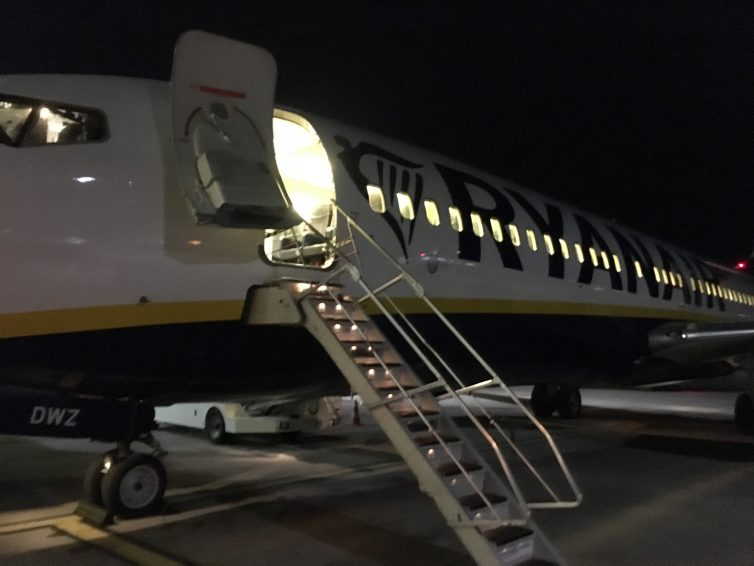 Ryanair is able o achieve its very quick turn-around times thanks to the use of the aircrafts in-built "airstairs" Photo: Jacob Pfleger | AirlineReporter