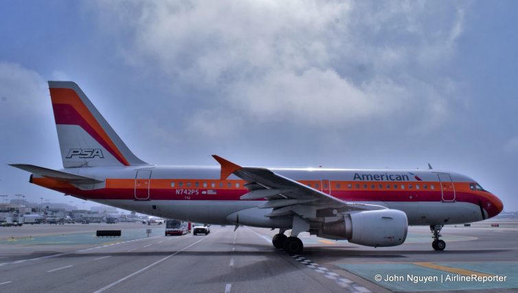 An American Airbus A319 (N742PS) in heritage PSA livery.